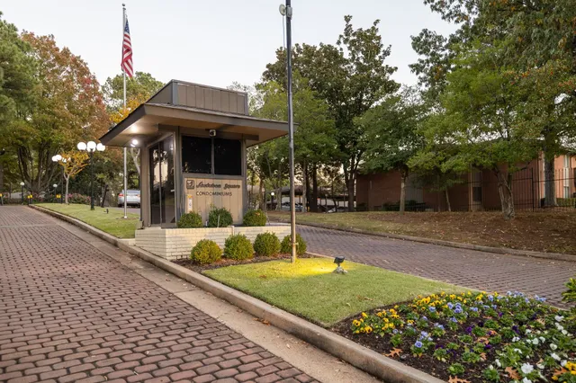 $215,000 | 726 Hedgegrove Drive, Unit 3, Memphis, TN 38117