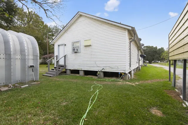a view of a house with backyard
