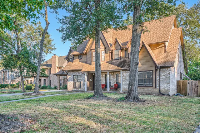 a view of a house with a yard