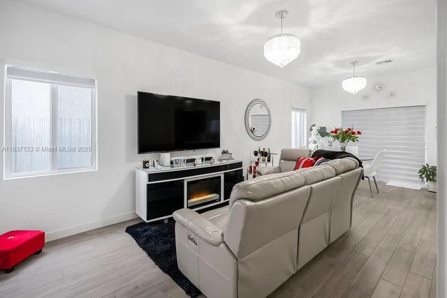 $435,000 | 879 Southeast 19th Street, Homestead, FL 33034