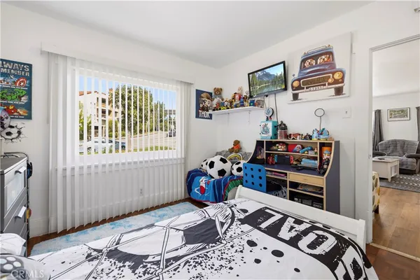 $1,100,000 | 1534 East Broadway, Glendale, CA 91205