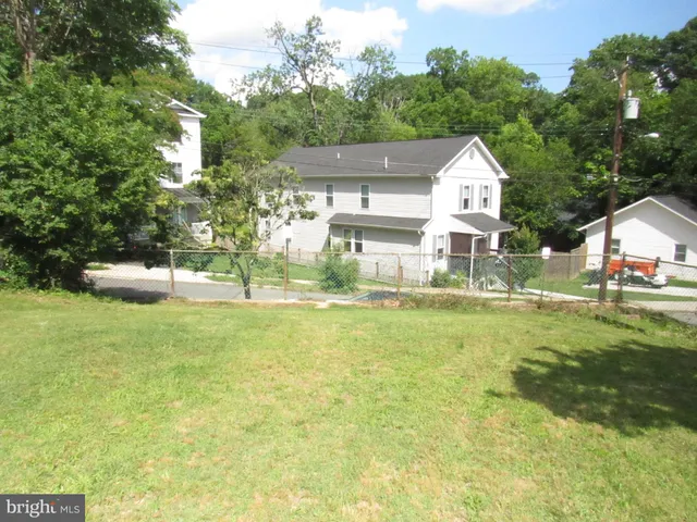 a view of house with garden