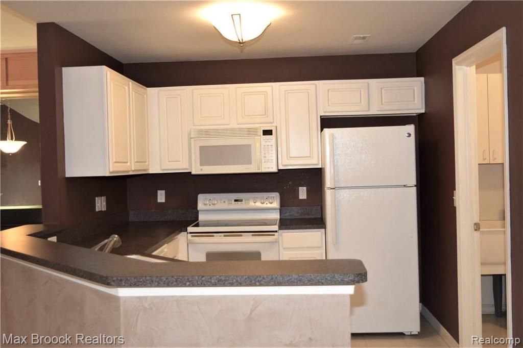 13442 Forest Ridge Boulevard, Unit 176 Sterling Heights, MI 48313 - Photo 5 of 26