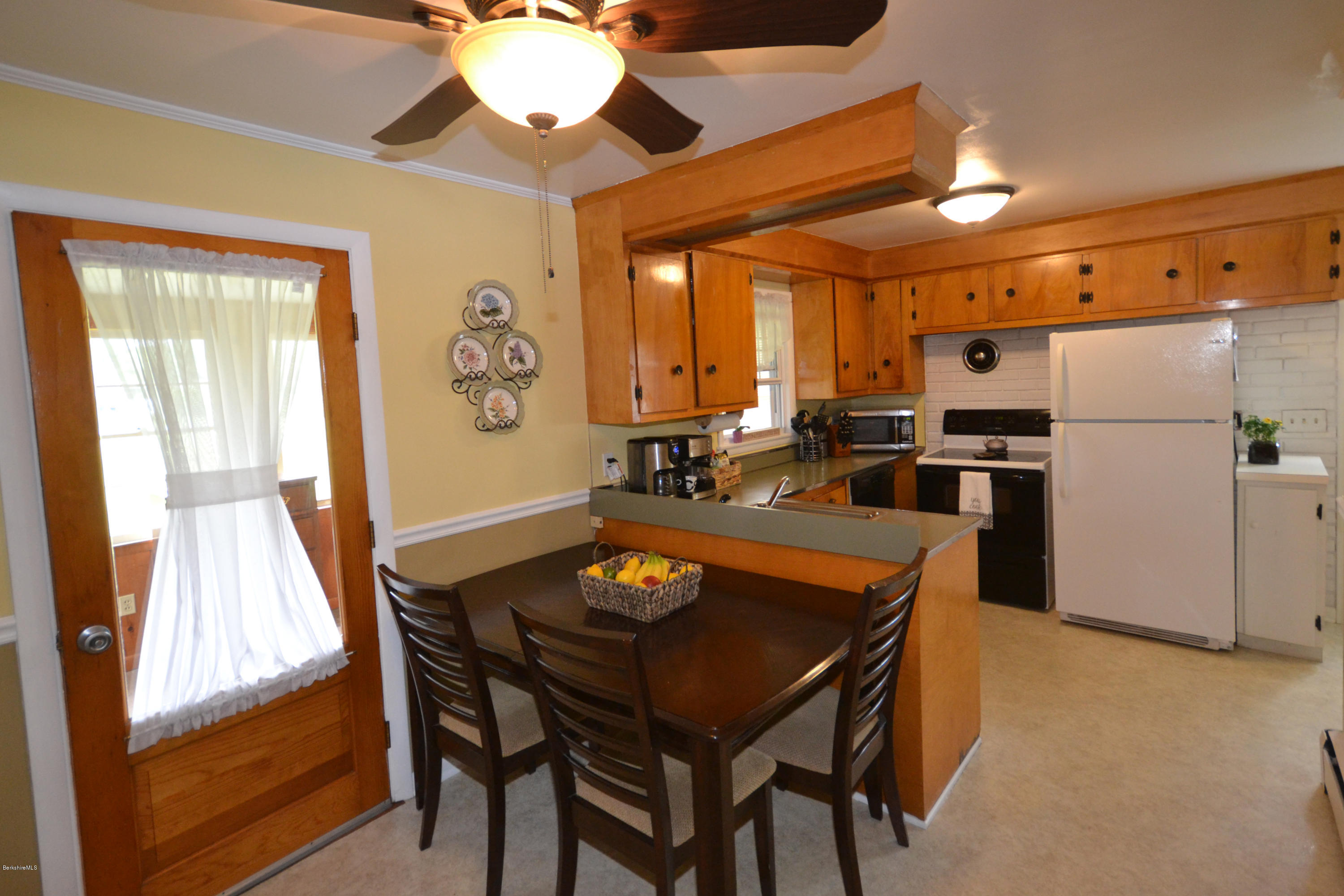 274 Eleanor Road Pittsfield, MA 01201 - Photo 8 of 44 Kitchen