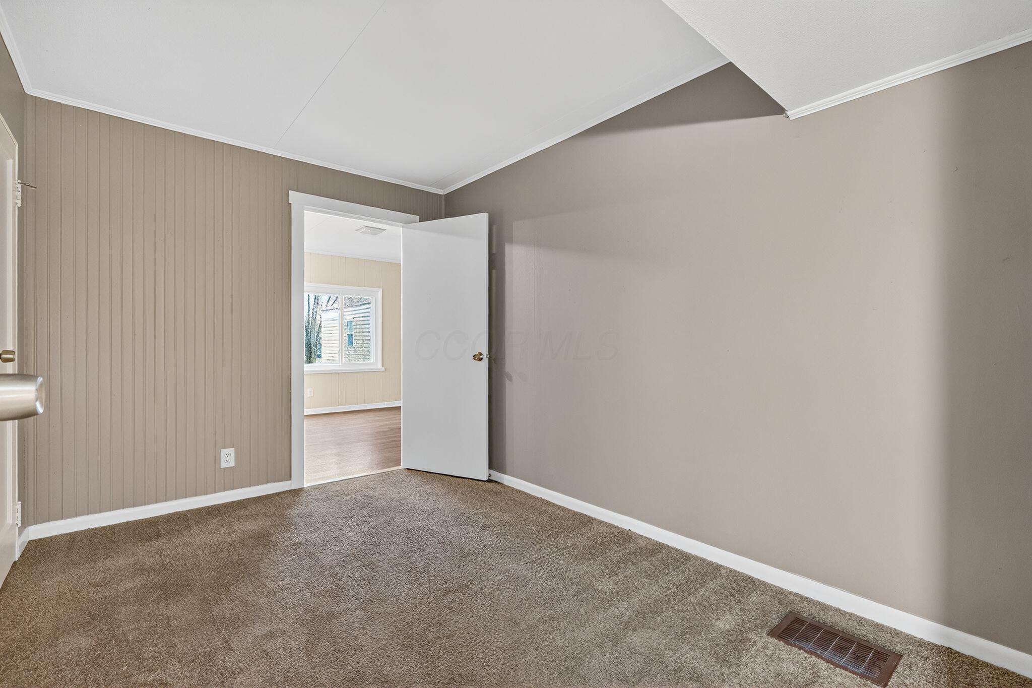 290 South Hampton Road Columbus, OH 43213 - Photo 18 of 32