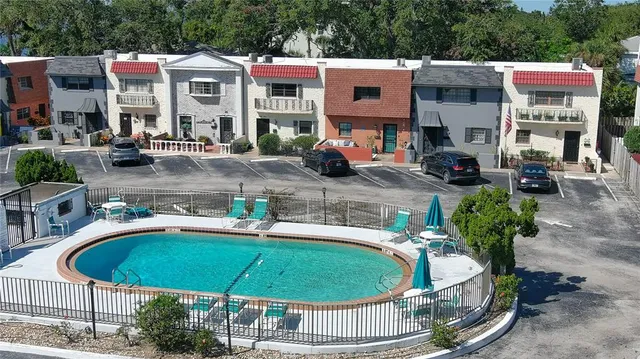 a view of entryway with outdoor area