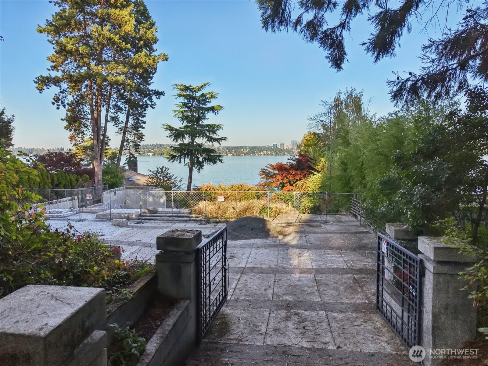 7220 North Mercer Way Mercer Island, WA 98040 - Photo 11 of 19 a view of a yard with an outdoor space