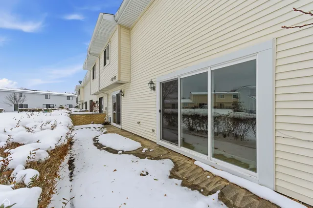 $350,000 | 1081 Pinehurst Lane, Schaumburg, IL 60193