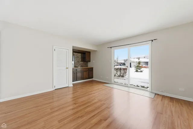 $350,000 | 1081 Pinehurst Lane, Schaumburg, IL 60193