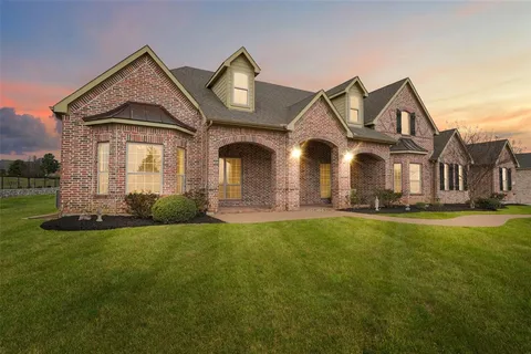 $889,900 | 415 Stoney Creek Boulevard, Sunnyvale, TX 75182