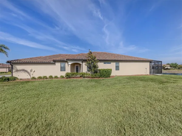 a view of a house with a backyard