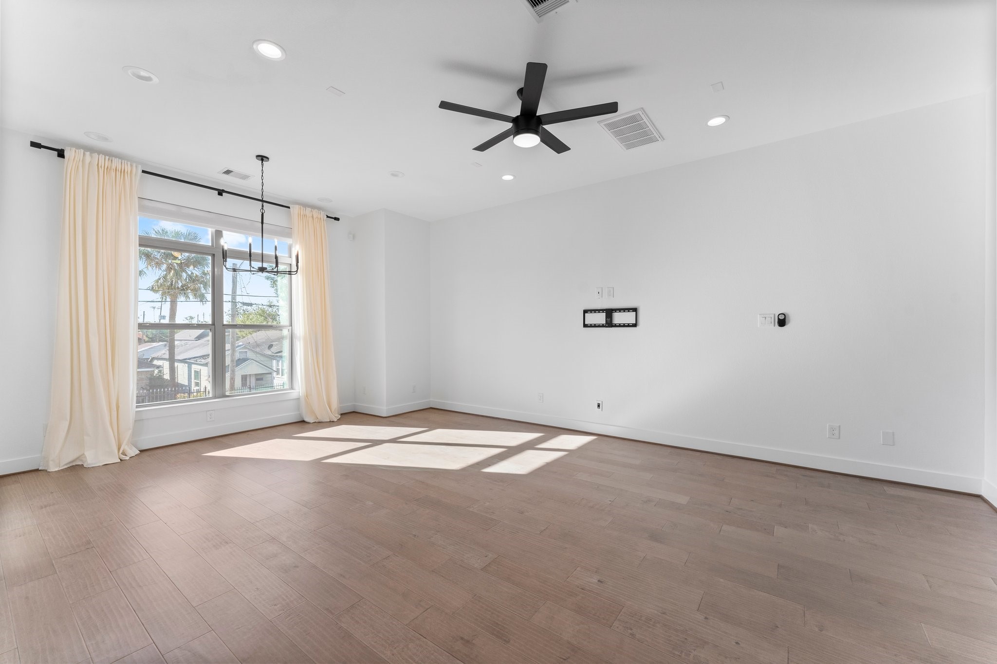 1602 Chestnut Street Houston, TX 77009 - Photo 14 of 49 a view of an empty room with a window