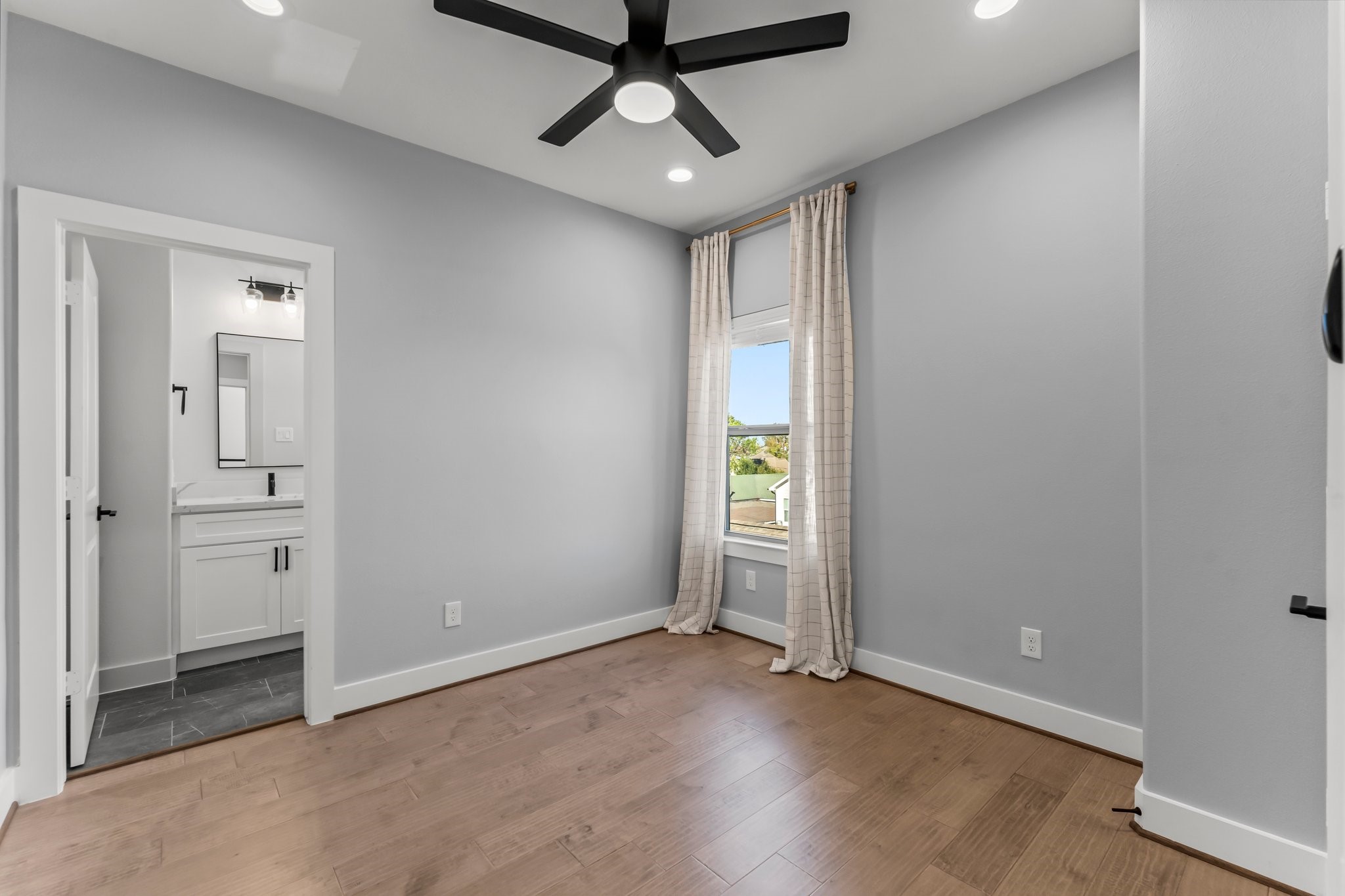 1602 Chestnut Street Houston, TX 77009 - Photo 27 of 49 an empty room that has a window and a ceiling fan
