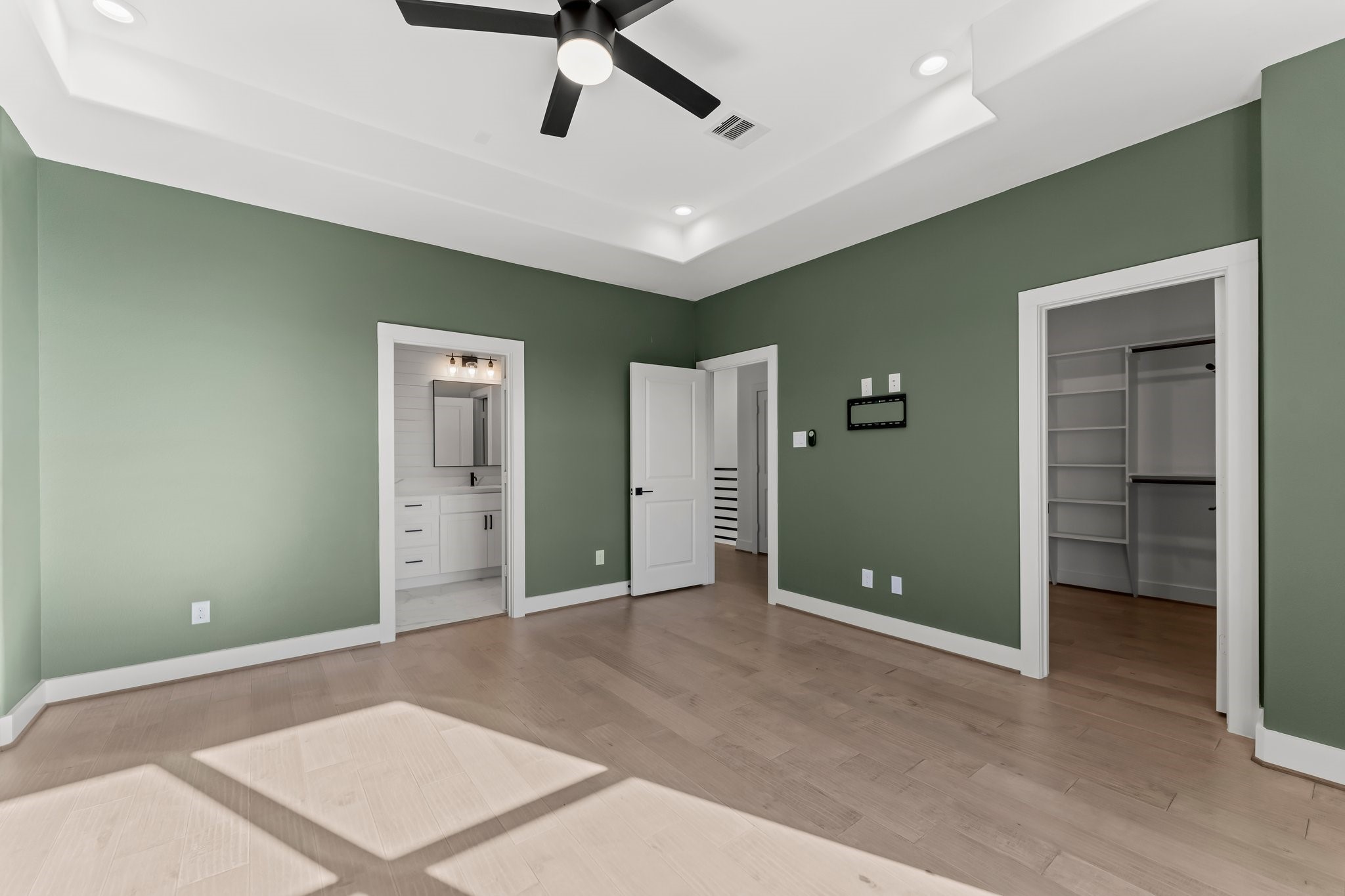 1602 Chestnut Street Houston, TX 77009 - Photo 32 of 49 a view of a livingroom with a ceiling fan & entryway