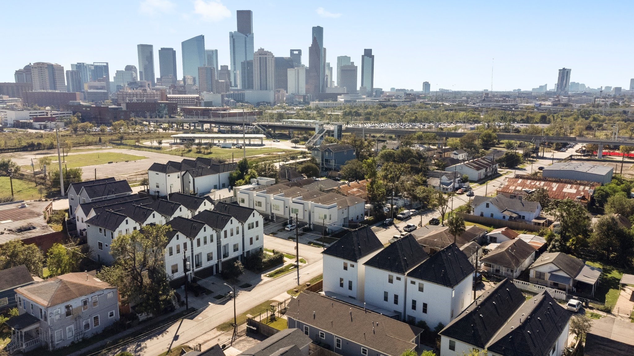 1602 Chestnut Street Houston, TX 77009 - Photo 38 of 49 a view of a city with tall buildings
