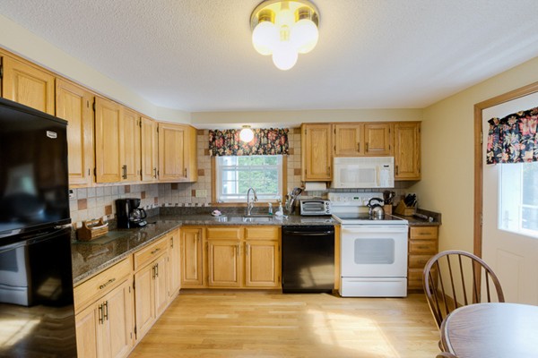 35 Bonnybrook Road Worcester, MA 01606 - Photo 7 of 29 Gallery Image 7