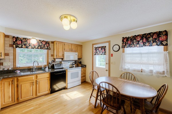 35 Bonnybrook Road Worcester, MA 01606 - Photo 8 of 29 Gallery Image 8