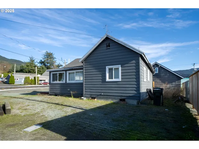 $299,000 | 807 Garibaldi Avenue, Garibaldi, OR 97118