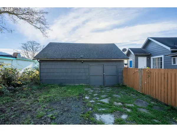 $259,000 | 807 Garibaldi Avenue, Garibaldi, OR 97118