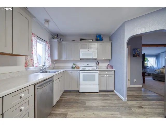 $299,000 | 807 Garibaldi Avenue, Garibaldi, OR 97118