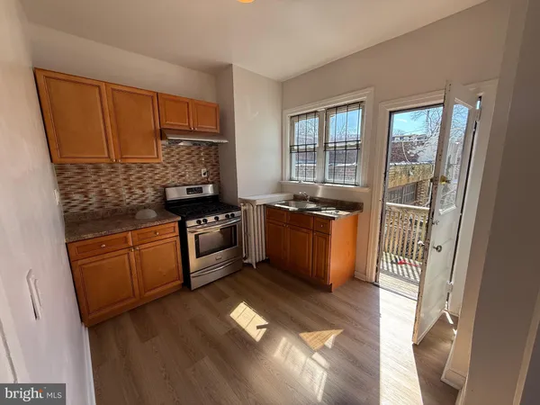 $950 | 5052 Wayne Avenue, Philadelphia, PA 19144