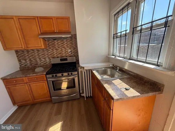 $950 | 5052 Wayne Avenue, Philadelphia, PA 19144