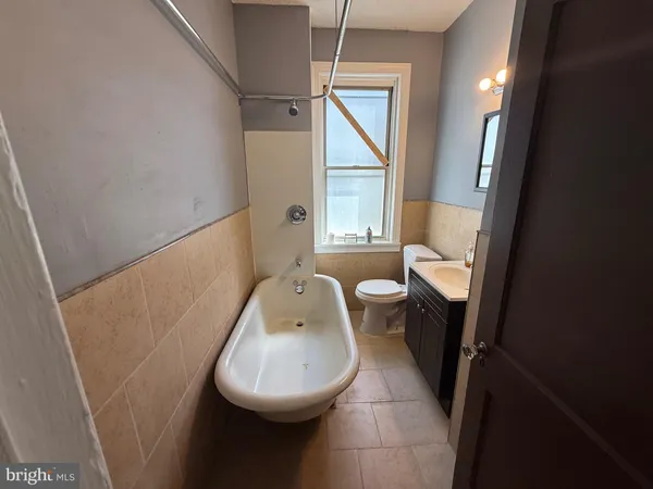 $950 | 5052 Wayne Avenue, Philadelphia, PA 19144