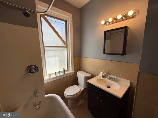 $950 | 5052 Wayne Avenue, Philadelphia, PA 19144