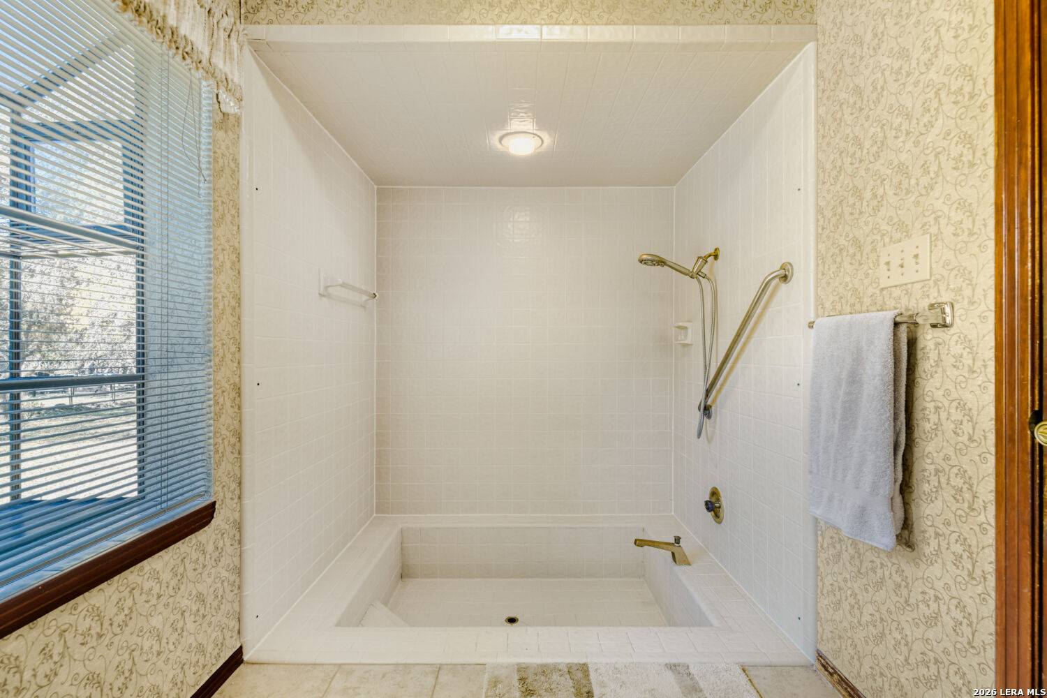 29342 Seabiscuit Drive Fair Oaks Ranch, TX 78015 - Photo 12 of 45 a bathroom with a bathtub