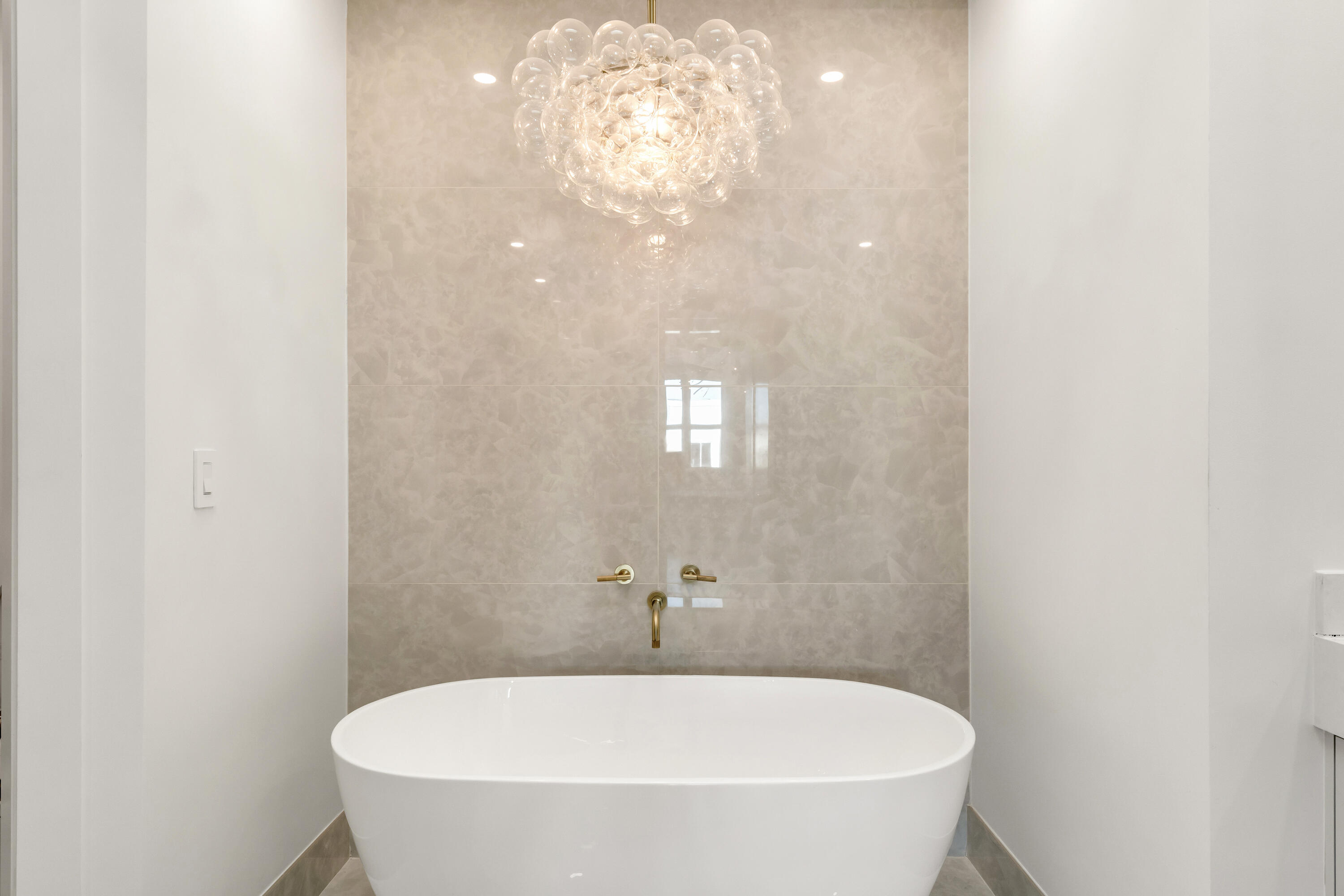 500 Southeast Mizner Boulevard, Unit A902 Boca Raton, FL 33432 - Photo 8 of 23 a bathroom with a bathtub