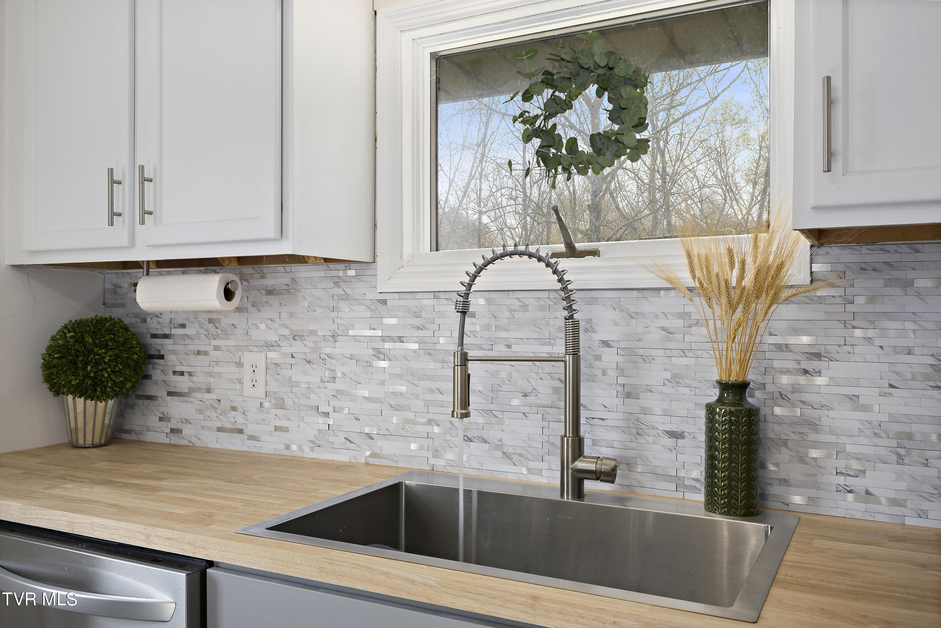 129 Lake Drive Gray, TN 37615 - Photo 13 of 39 128A8980