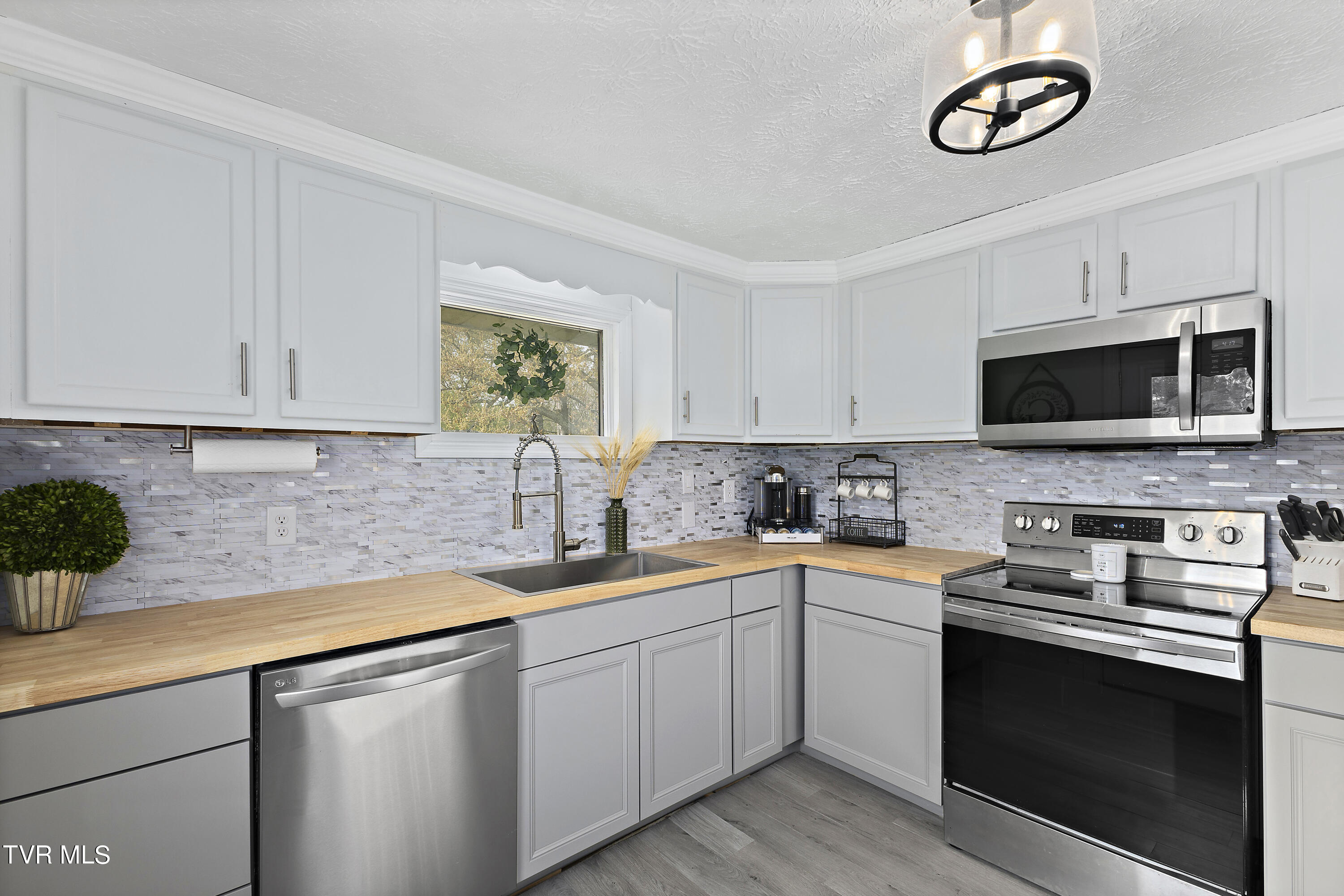 129 Lake Drive Gray, TN 37615 - Photo 14 of 39 128A8984