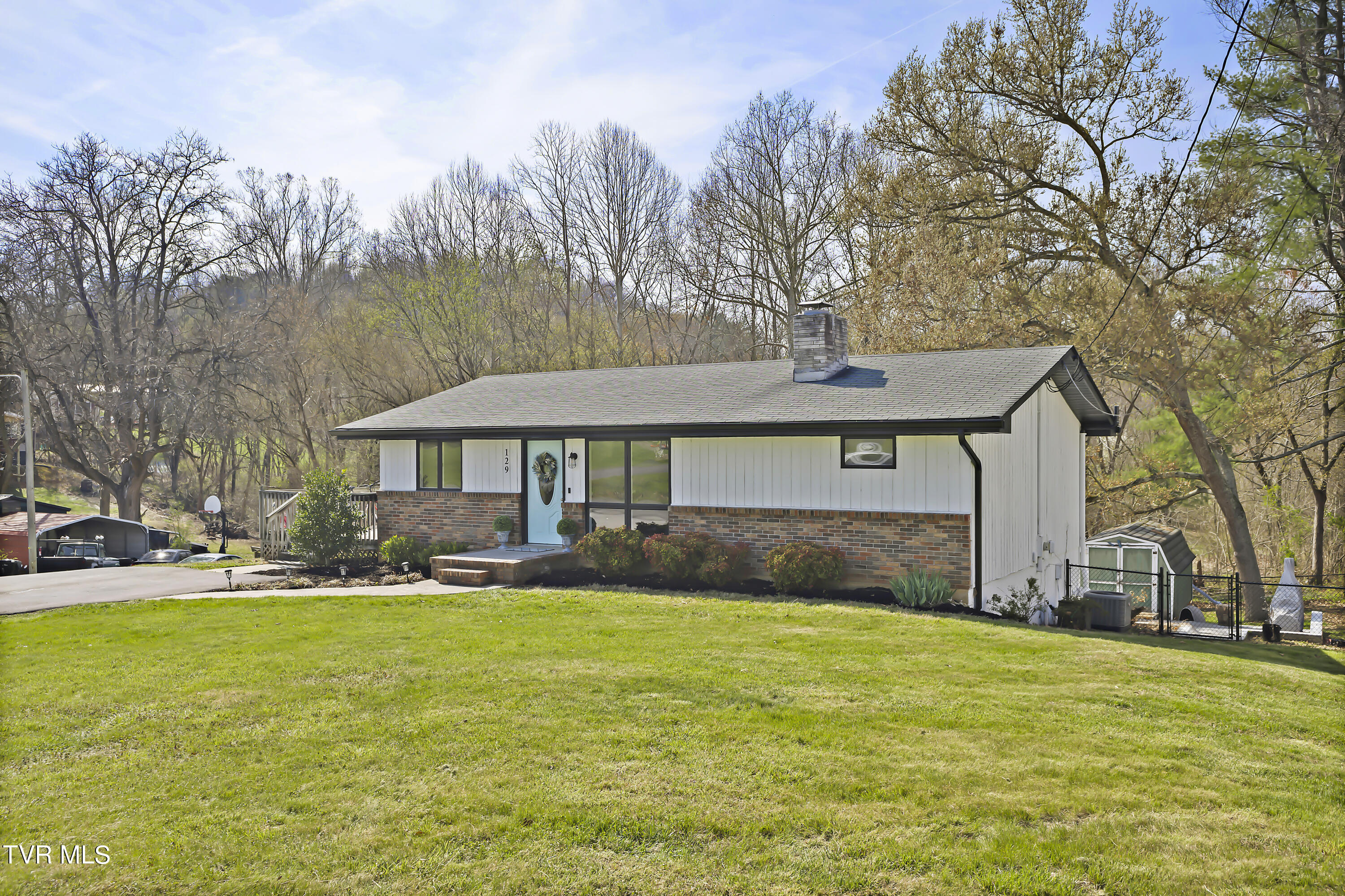 129 Lake Drive Gray, TN 37615 - Photo 3 of 39 128A8905