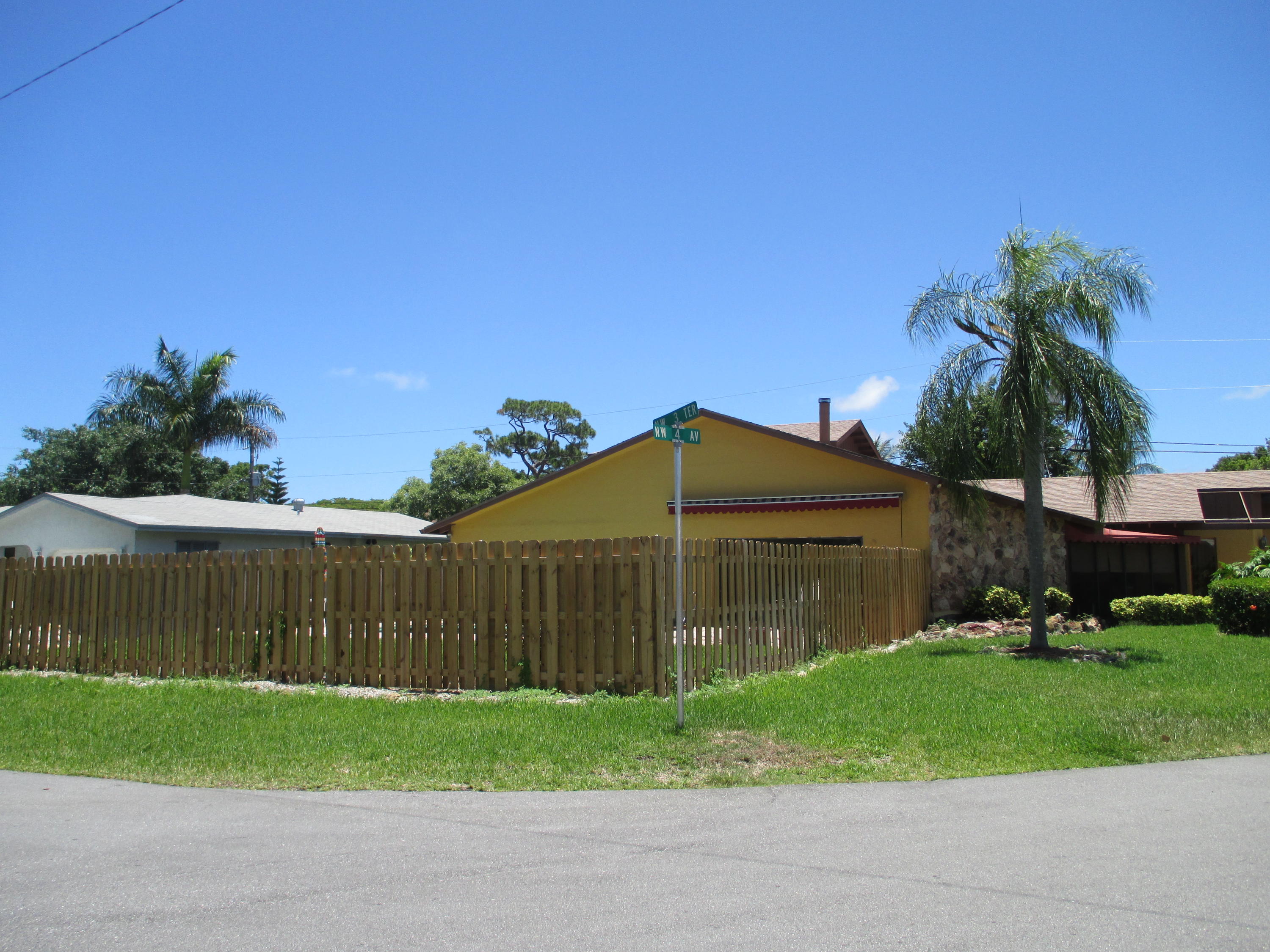 4880 Northwest 4th Avenue Boca Raton, FL 33431 - Photo 38 of 62 SIDE YARD VIEW