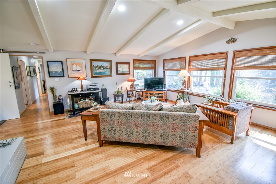 945 East Crescent Harbor Road Oak Harbor, WA 98277 - Photo 11 of 32 Gallery Image 11