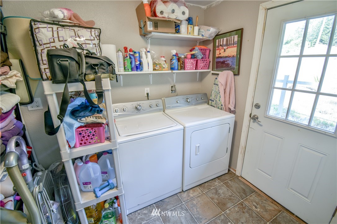 945 East Crescent Harbor Road Oak Harbor, WA 98277 - Photo 13 of 32 Gallery Image 13