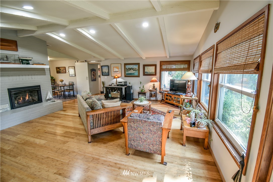 945 East Crescent Harbor Road Oak Harbor, WA 98277 - Photo 3 of 32 Gallery Image 3