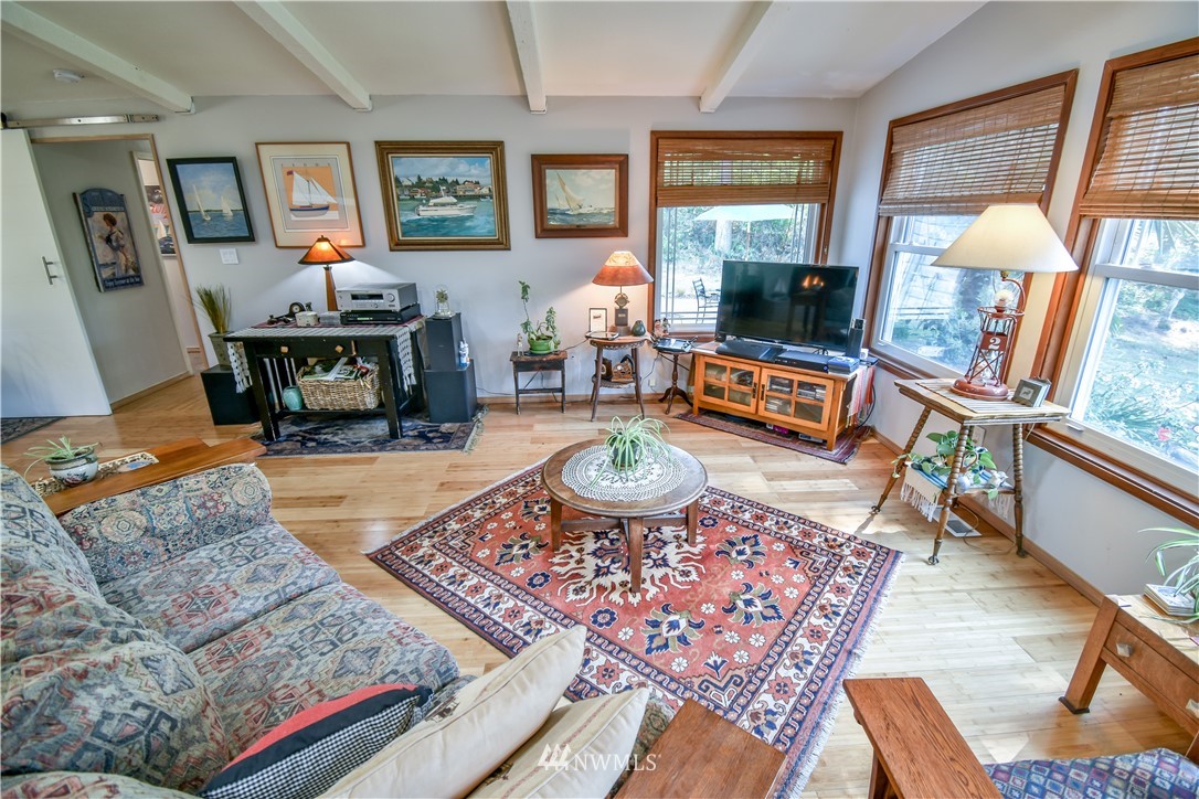 945 East Crescent Harbor Road Oak Harbor, WA 98277 - Photo 4 of 32 Gallery Image 4