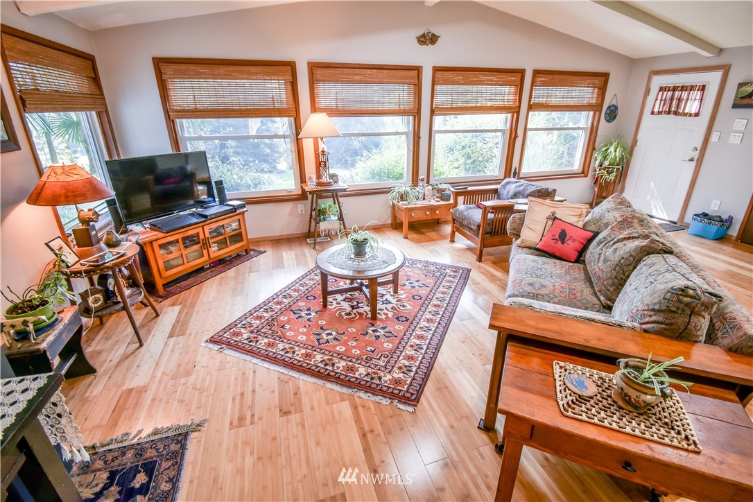 945 East Crescent Harbor Road Oak Harbor, WA 98277 - Photo 6 of 32 Gallery Image 6