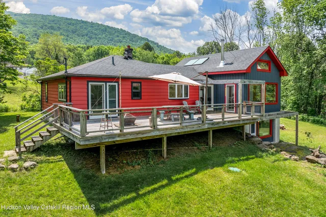 a view of a house with a backyard