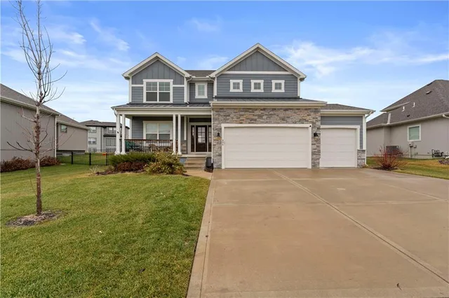 $725,000 | 334 Northwest Ambersham Drive, Lee's Summit, MO 64081
