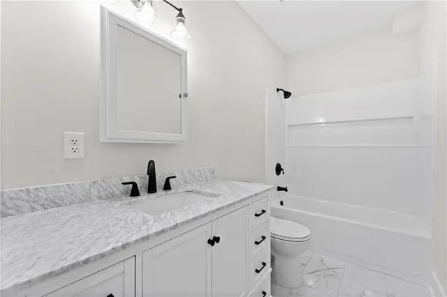 $725,000 | 334 Northwest Ambersham Drive, Lee's Summit, MO 64081