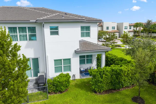 a view of a house with a yard and a fountain