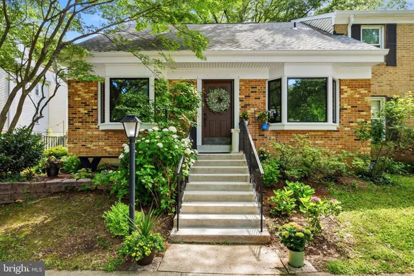 $635,000 | 9913 Kingsbridge Drive, Fairfax, VA 22031