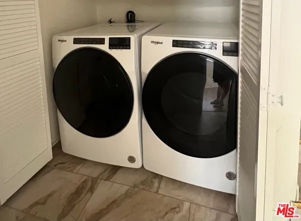 a close up view of a washer and dryer