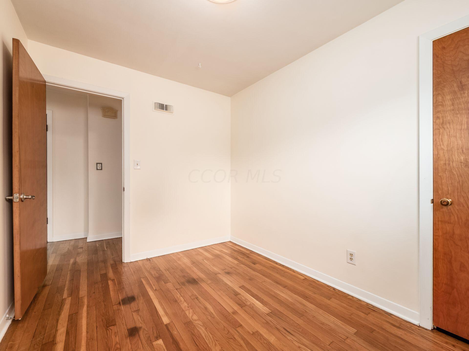 3180 Ainwick Road Columbus, OH 43221 - Photo 29 of 57 Bedroom #2