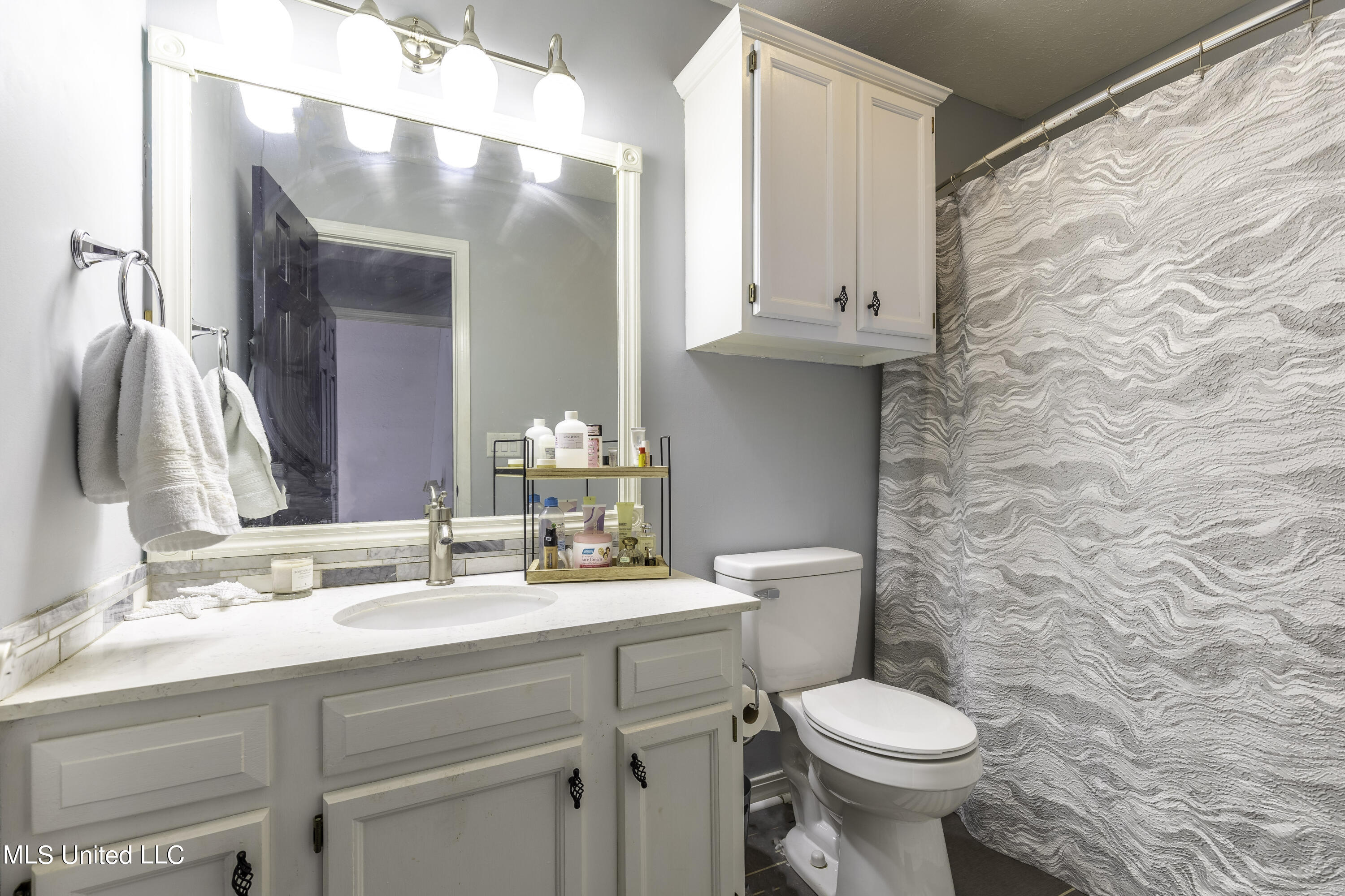 205 Kings Ridge Cove Brandon, MS 39042 - Photo 10 of 11 Upstairs Bath