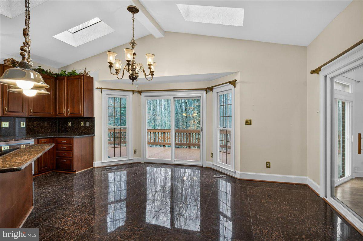 6612 Colchester Road Clifton, VA 20124 - Photo 28 of 93 Bay window bump out breakfast area