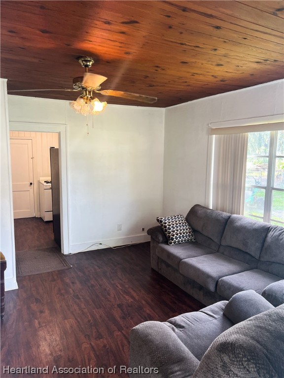 320 Heard Bridge Road Wauchula, FL 33873 - Photo 3 of 15 a living room with furniture and a window