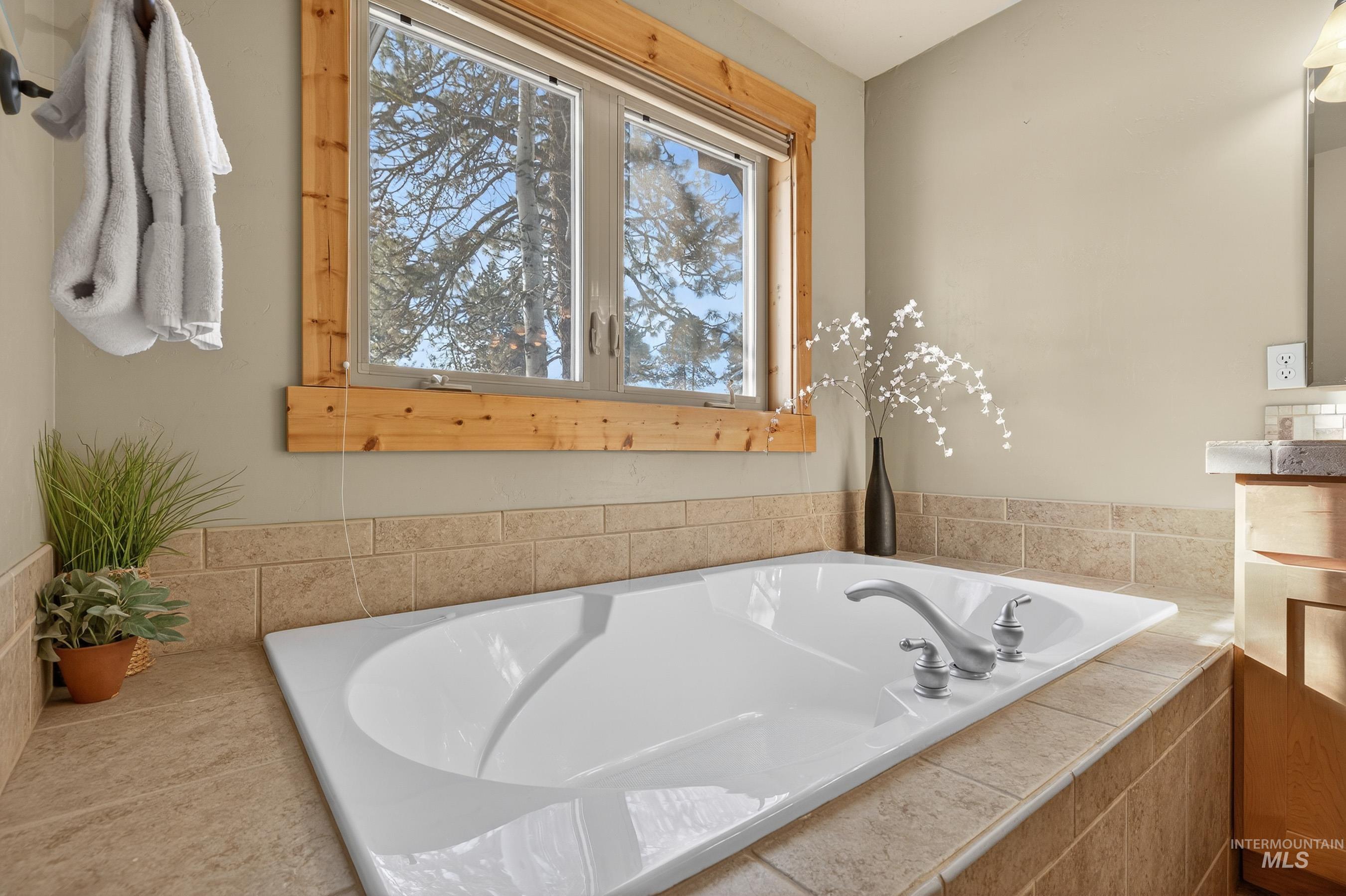 722 Lick Creek Road, Unit 8 McCall, ID 83638 - Photo 29 of 50 Full bathroom featuring a garden tub and vanity